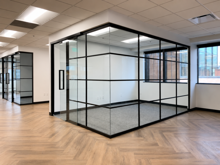 Hasil Pemasangan pintu kaca tempered frame swing di kantor